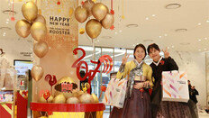 한복 입고 메이크업까지… 행복한 유커들