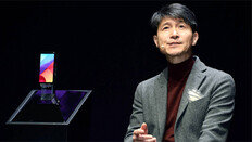 크기는 그대로 화면은 넓게…  LG G6, 18대9 화면 돋보이네