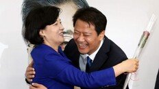 임종석 “예쁜 누이” 추미애 “사랑하는 아우”…불화설 일축