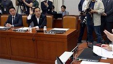 野 “조국 나와라” 與 “출석안돼”… 고성-삿대질 ‘난장판 운영위’