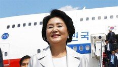 김정숙 여사 ‘내조외교’ 시동… 파란색 나무 그림 옷으로 신뢰의 메시지