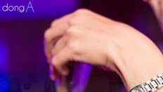 [카드뉴스] 휑한 가슴 채우려 부엌서 ‘홀짝’…엄마는 혼술중