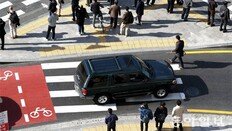 막무가내 우회전… 위험천만 ‘교통섬’