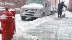 시속 65km 눈폭풍에도… 뉴욕시민들 소화전 눈부터 치웠다