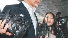 [단독]안희정 “내가 이렇게까지… ”친구에 토로, 부인-아들과 열흘 칩거