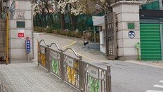 “학부모”라고 말하자… 신분증도 안 보고 ‘들어가라’ 손짓