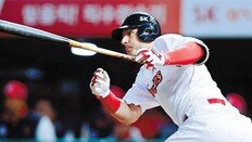 짧게 잡으니 더 커진 로맥… 홈런 7개 1위-타율 0.397 2위