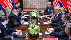 12초간의 첫 악수, 4시간44분 만남… 2박3일의 글로벌 이벤트