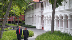 트럼프, 서명직후 김정은 면전서 “매우 영리한 협상가” 칭찬