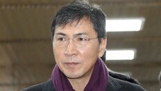 ‘비서 성폭행 혐의’ 안희정 법원 출석…질문엔 침묵