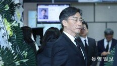 文대통령 “남루한 간이침대 가슴 아파” 이국종 “내가 의지해 짐 됐을것…미안”