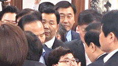 한국당 “문희상 의장, 女의원 성추행” 사퇴 요구