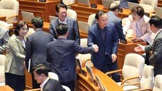 특위위원장 ‘딜’로 정상화 첫발… 추경-경제원탁회의 ‘뇌관’ 여전