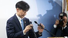 조국, 장관 사퇴직후 동생 변호인과 직접 통화