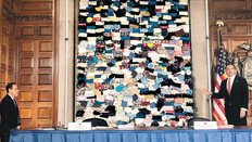 쿠오모 “시민이 기부한 마스크… 이게 미국 자화상”