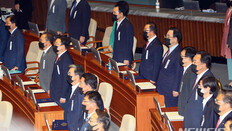 통합당, 文대통령 연설에 박수 안 쳐…퇴장 때도 기립만