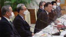 文대통령 “방역 방해한 일부 교회 적반하장”… 한교총 회장 “종교단체 사업장 취급 말아야”