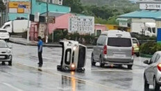 제주 1만여 가구 정전… 강풍에 달리던 차 넘어져 ‘아찔’