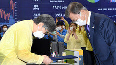 정은경 임명장 들고간 文대통령, 현장 수여식