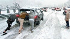 연휴 마지막날 미시령 55.3cm 폭설… 차량 수백대 고속도로 고립 ‘아수라장’