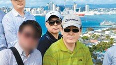 이재명, ‘몰랐다’던 김문기와 해외출장 기념사진