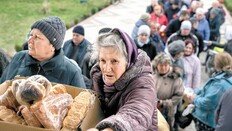 교회서 음식 배급받는 우크라 주민들