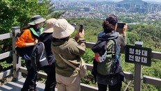 ‘용의 북소리’ 맞춰 열린 靑뒤편 등산로, 잠실까지 한눈에