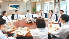 尹 “신나게 일해봅시다”… 집무실에 원형테이블 ‘격의없는 소통’