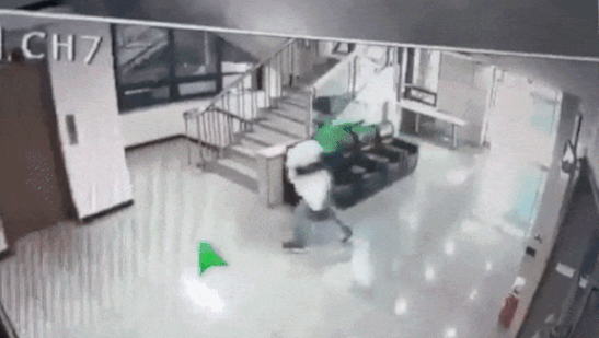 소송 진 50대, 범행 전에도 사무실에 ‘보복전화’