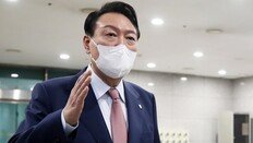 “이십 몇년 수감생활 안 맞아” 尹, MB 8·15특사 가능성 시사