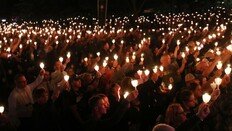 [산화]⓪美, 제복과 함께한 수천 촛불… ‘13분 추모식’ 뒤 흩어진 한국