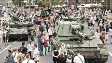 러, 우크라 침공 6개월… 우크라 전리품 된 러 탱크