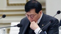 한은, 이달 기준금리 동결 가능성에 무게