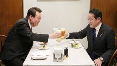 尹-기시다, 2차 독대…맥주에 ‘한국 소주’ 더한 ‘화합주’ 대화