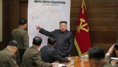 김정은, 남한지도 펴놓고 군사회의 주재… 평택 美기지 가리키며 “전쟁억제력 확대”
