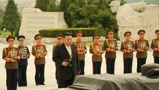北 김정은, 정전 70주년에 북한군·중국군 묘 참배…왜?