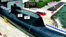 北, 전술핵잠수함 공개… SLBM 10기 발사가능