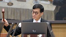 [사설]불안한 집값·가계 빚에 발목… 13번째 연속 동결된 기준금리