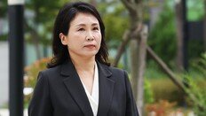 ‘경기도 법카 유용 의혹’ 김혜경 검찰 출석…질문엔 묵묵부답