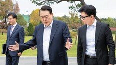 “韓, 金여사 의혹규명 협조 요구에… 尹 ‘의혹들 허무맹랑’ 답변”