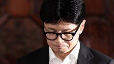 한동훈 “내가 탄핵 투표했나, 계엄했나”… 친윤 등 물병 던지며 반발