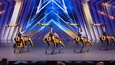 로봇개 ‘스폿’ 칼군무에 심사위원 전원 “예스”