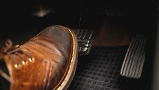 고령 운전자 의식한 日 ‘페달 오조작 방지장치’ 의무화한다