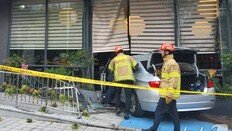 일가 친척 7명 사상…‘급발진 주장’ BMW 돌진 사고 60대 수사