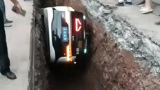 가장 안전하다더니…승객 태운 中무인택시 구덩이 추락
