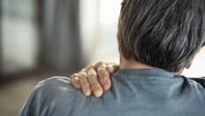 추석 후 “온몸이 쑤신다”면…침대 옆 3분 스트레칭으로 푼다