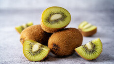 “변비엔 ○○ 하루 3개 먹어라”…英, 비약물 식이요법 권고안 공개