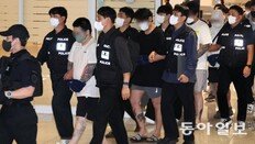 수갑 찬 채 64명 국내송환… 경찰, 조사뒤 구속영장 신청