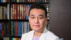 식당서 밥먹다 ‘쿵’ 쓰러진 손님…옆 테이블 성형외과 의사가 살렸다