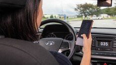 “운전 중” 메시지 보내는 사이… 사고 위험 23배로